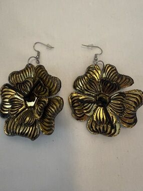 NWOT Jianhui London Gold and Black Floral Layered Drop Earrings and Bracelet Set